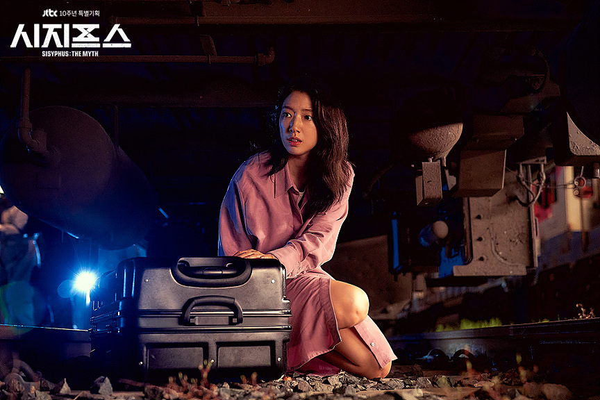 地表最強女主角《薛西佛斯的神話》朴信惠！盤點她在劇中數款造型，軍風潮流成時尚寵兒